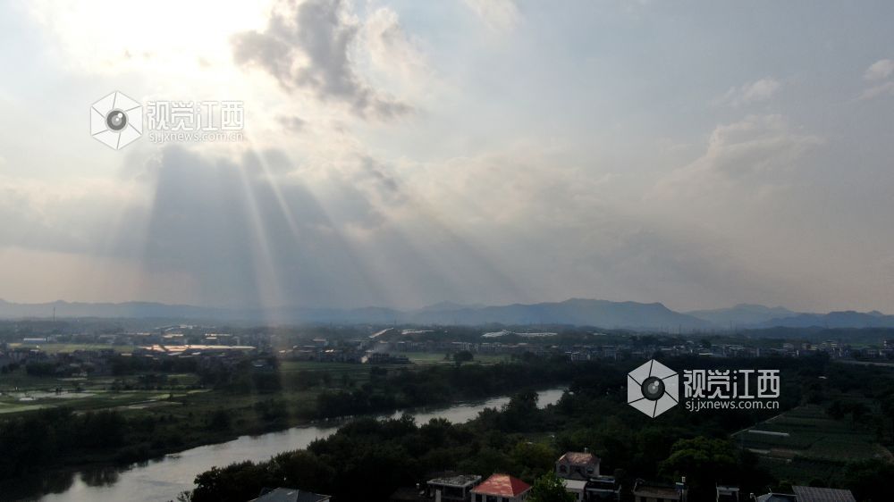 2026年5月6日，江西省遂川县泉江河畔，丁达尔光透过云层洒向大地，为河湾、稻田与错落民居镀上柔光，青山如黛，绿水含情，乡村田园风光如画，尽显生态之美与春日生机。
