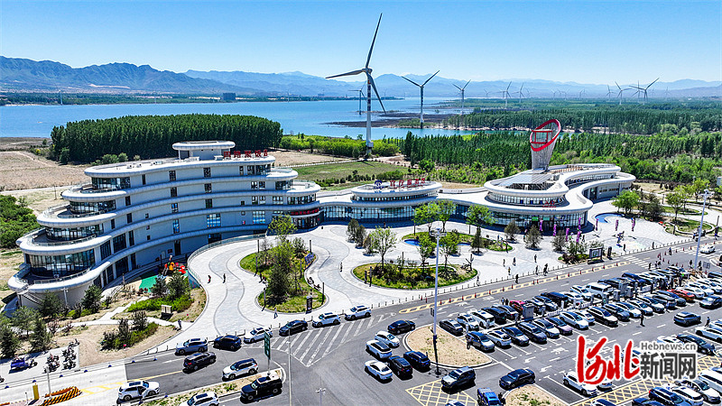 5月4日拍摄的京藏高速官厅服务区南区。游客不仅可以在这里停车休息，还能登高欣赏官厅水库美景，品尝怀来特产。河北日报记者 耿辉摄