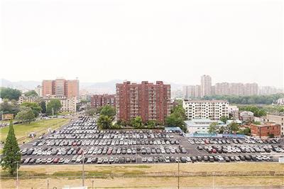 陶阳里3号停车场机动车有序停放，缓解了停车难题。（全媒体记者 雷智 摄）