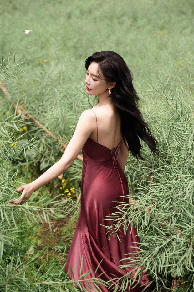 搜狐娱乐讯 5日，陈数在社交平台晒出一组营业美照，并配文称：“草木无声，却默默地把我们的声音、体温、情绪收拢起来。立夏，和这片绿浪做朋友。”
