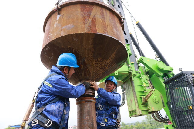 (4月23日,湘粤、湘黔联网500千伏线路工程(湖南段)施工现场。)