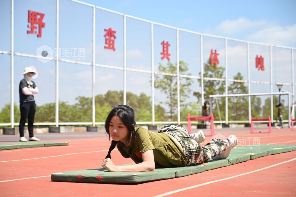 赣州：红色文化“燃”动操场（图）