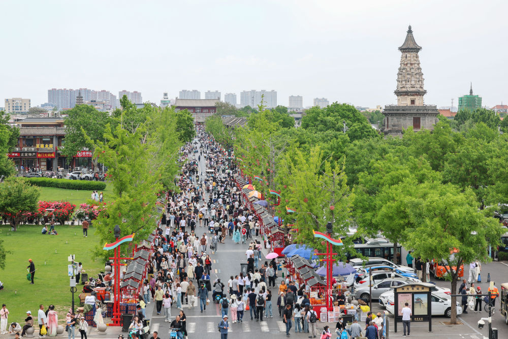 2026年5月3日,人们在河北省石家庄市正定古城休闲游玩。新华社发(梁子栋 摄)