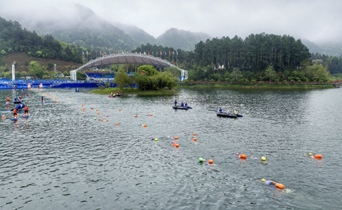 4月12日，中国铁人三项联赛举行，半程组选手在凤凰湖畅游。江西日报全媒体记者 徐 铮摄