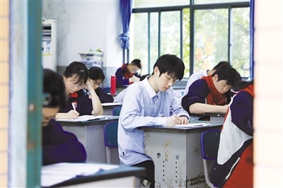 5月8日，距离2026年高考还有30天，我市高三学子已经进入全力冲刺状态。　　洪观新闻记者 马悦 摄