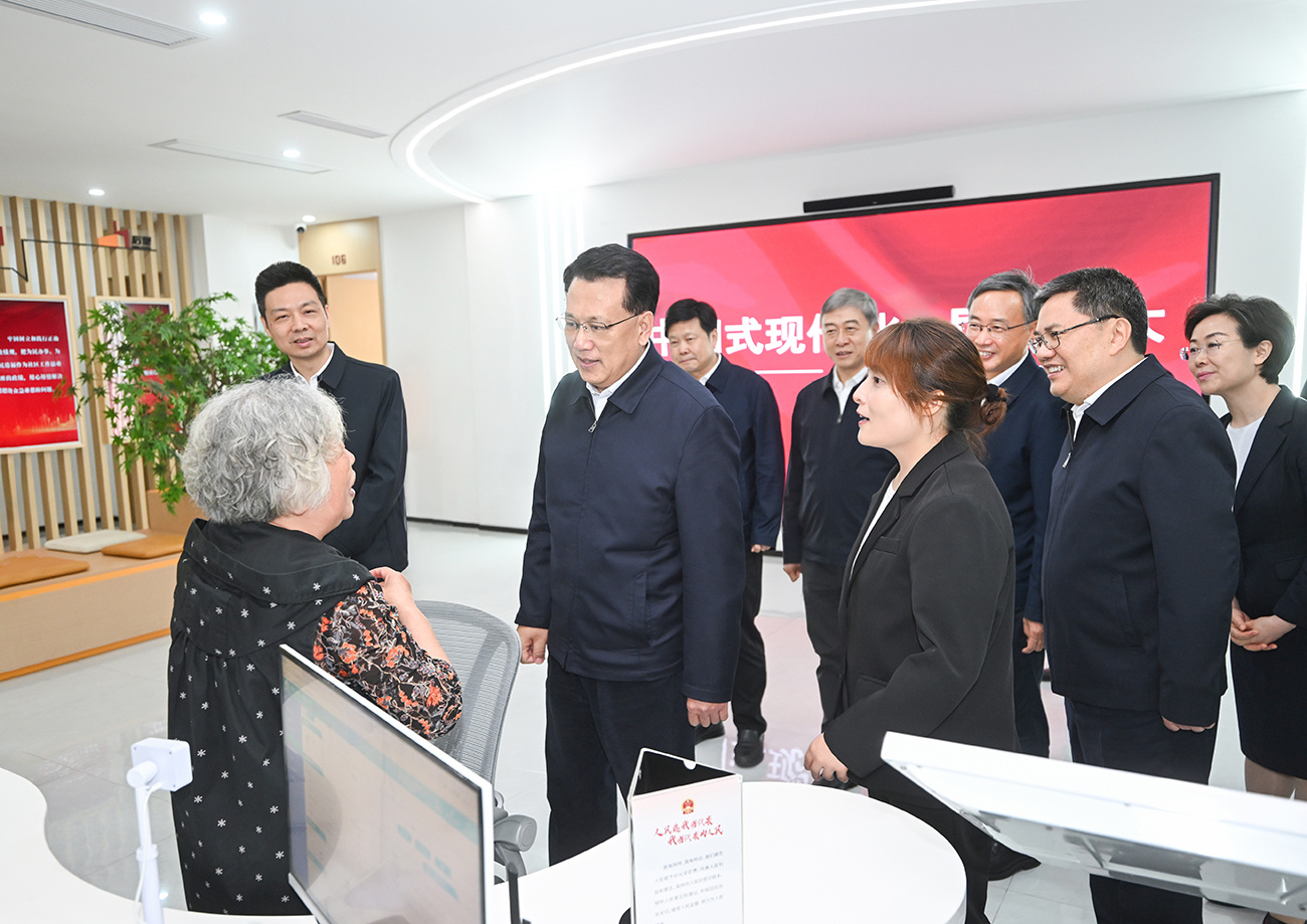 ▲5月8日下午，在南坪街道后堡社区，市委书记袁家军同社区居民亲切交流。记者 苏思 摄/视觉重庆