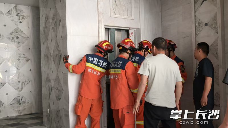 消防员正在解救被困人员。 长沙晚报通讯员 王磊 摄
