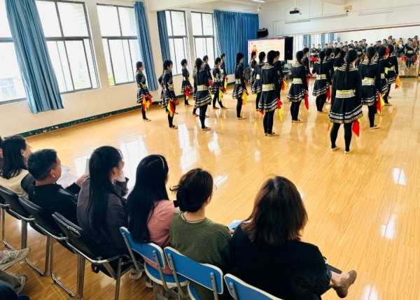 铜陵理工学校成功举办市级跨校融合教研活动——舞蹈公开课《筷乐草原(图2)