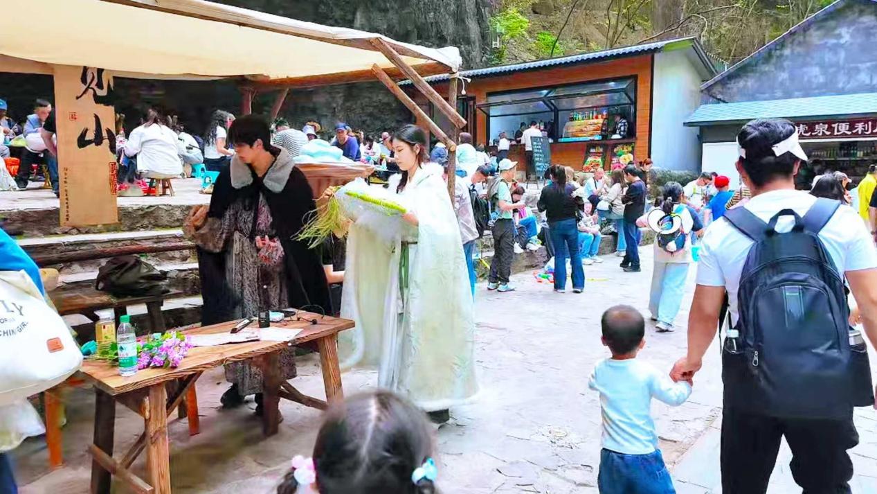 图：五一假期的野三坡景区。王丽/摄
