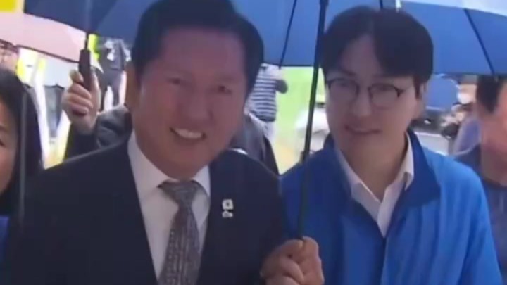 韩政党拉票，60岁党首让一年级小女孩叫49岁候选人“欧巴”，引发巨大争议