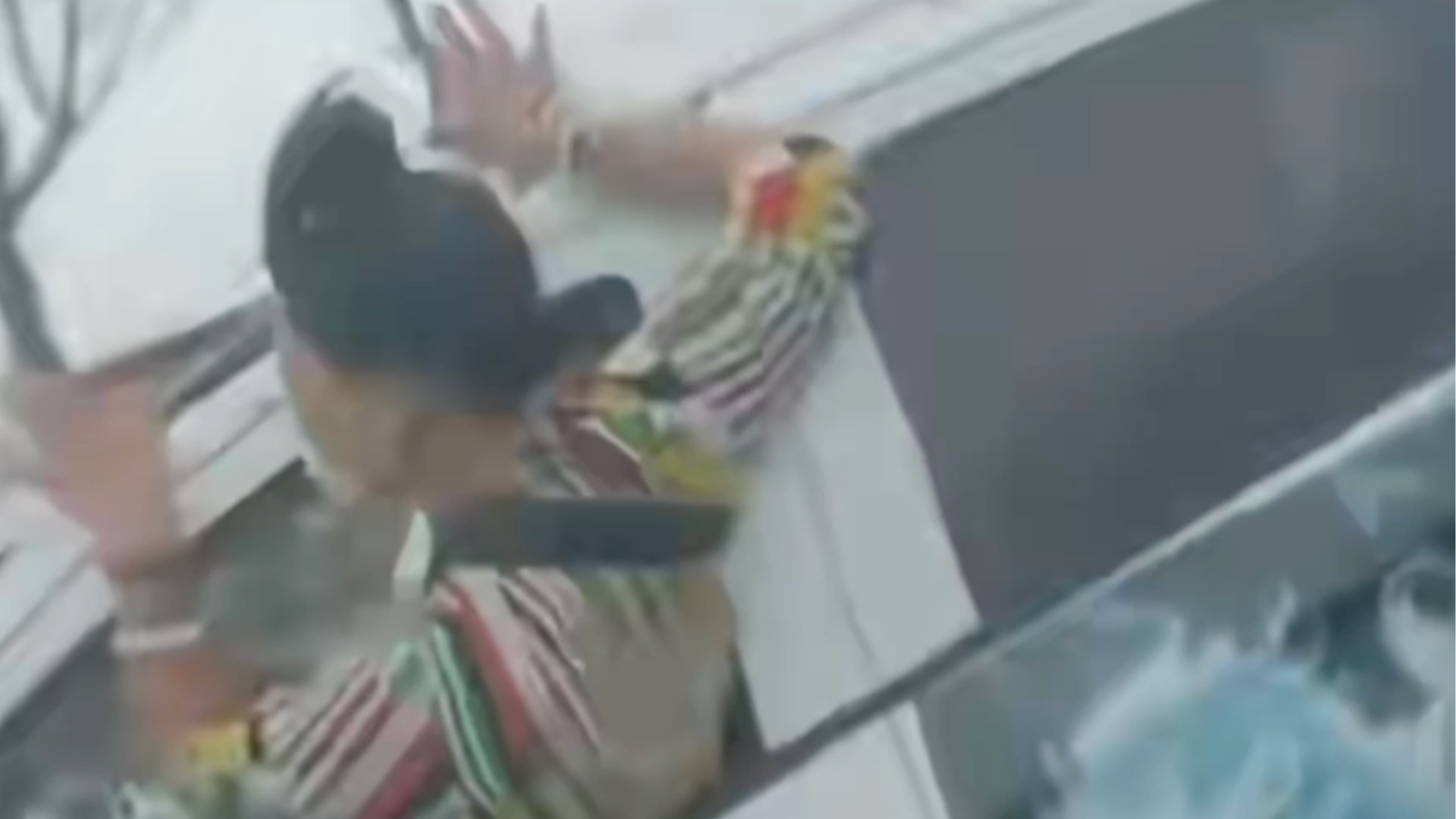 辽宁锦州一中年女子驾车双手离开方向盘，半个身子探出车窗外，疑曾因同样行为被处罚，交警：违法！初步判断精神异常