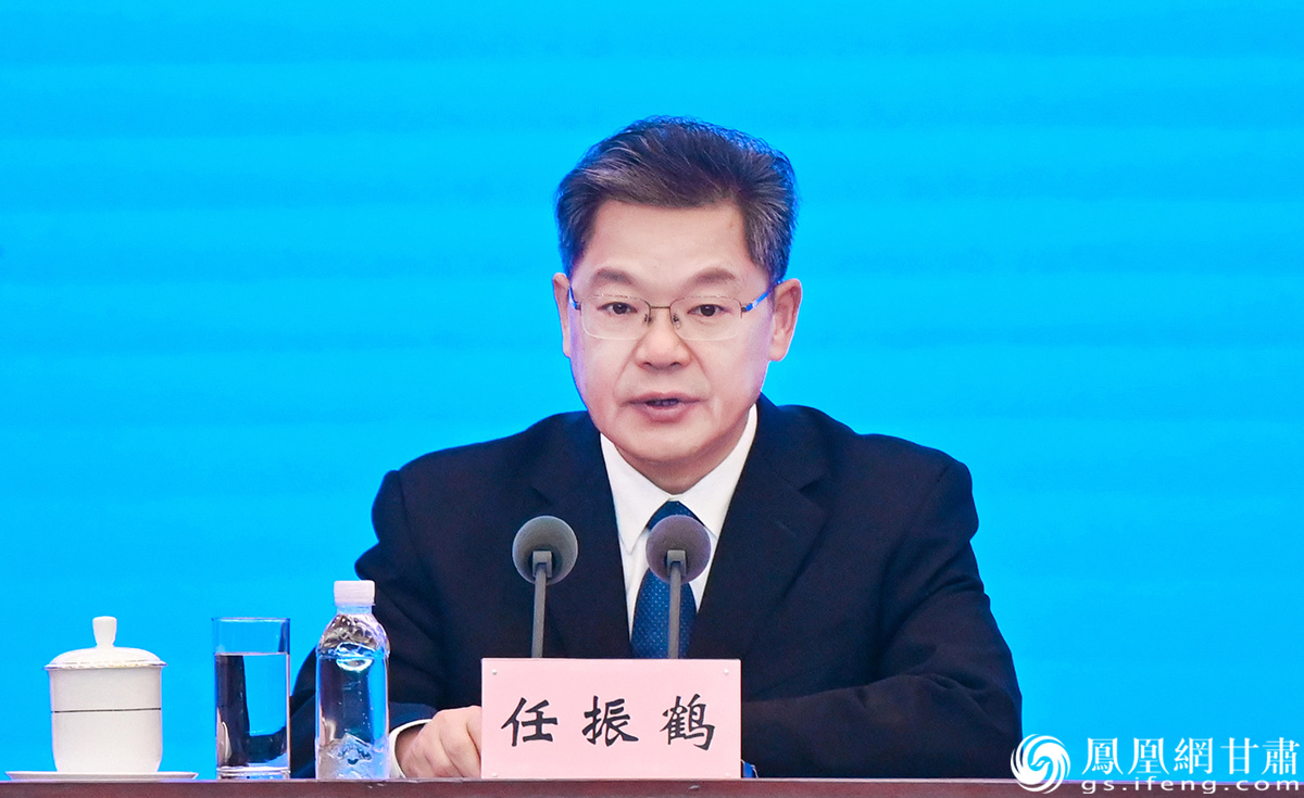 甘肃省政府新闻发布会上，省长任振鹤回答媒体记者提问。