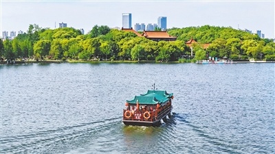 象湖“小红船”迎来客流高峰