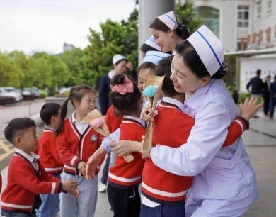  
江西德兴：学习体验医护技能 迎接“国际护士节”（图） 