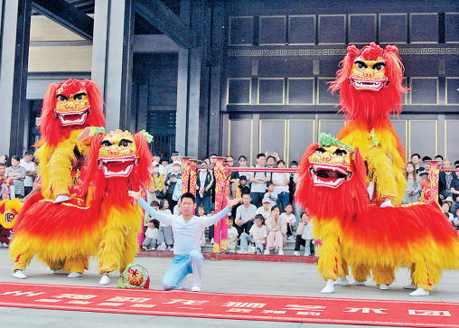 5月1日,在中国大运河非物质文化遗产展示馆前广场,“狮舞山河耀沧州·2026南北狮舞非遗嘉年华”举行。本报记者 王雅楠摄