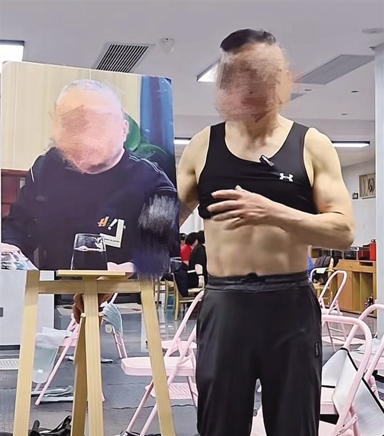 部分老人跟风在网上学习健身