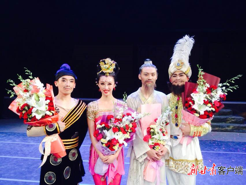 2014年，康琦（左二）作为第20位“英娘”的扮演者，成功演出经典舞剧《丝路花雨》。