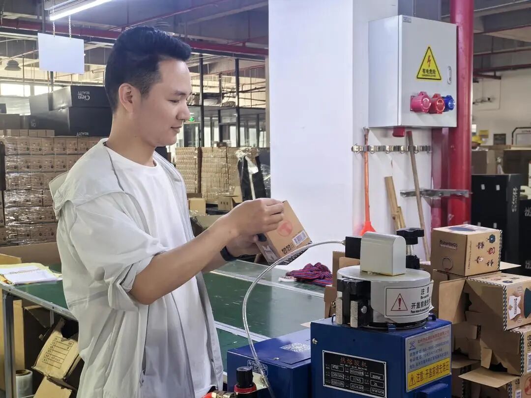 廖善松检查产品质量