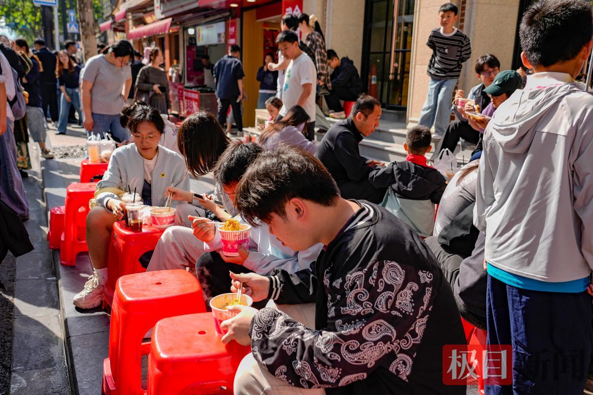 年轻喜欢武汉过早仪式感 ：小凳上吃热干面