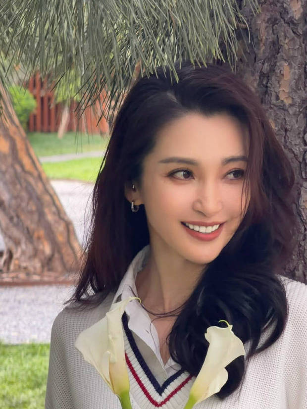 李冰冰明眸皓齿。