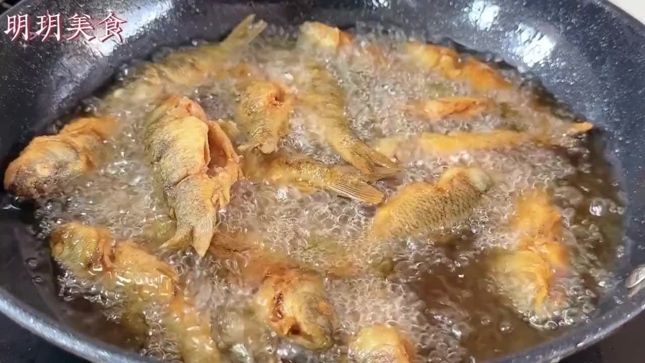 炸小鱼时，放面粉和淀粉都不对！教你正确做法，酥脆好吃不油腻