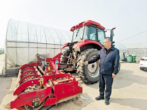 3月24日，鸡泽县蕾邦农作物种植专业合作社理事长赵小强介绍合作社新购入的农机设备。本报记者 李冬云摄