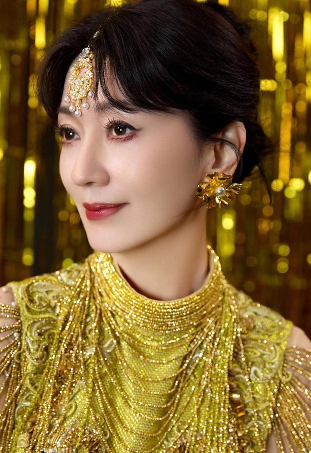 赵雅芝的肌肤白嫩光滑，不愧是“冻龄女神”！