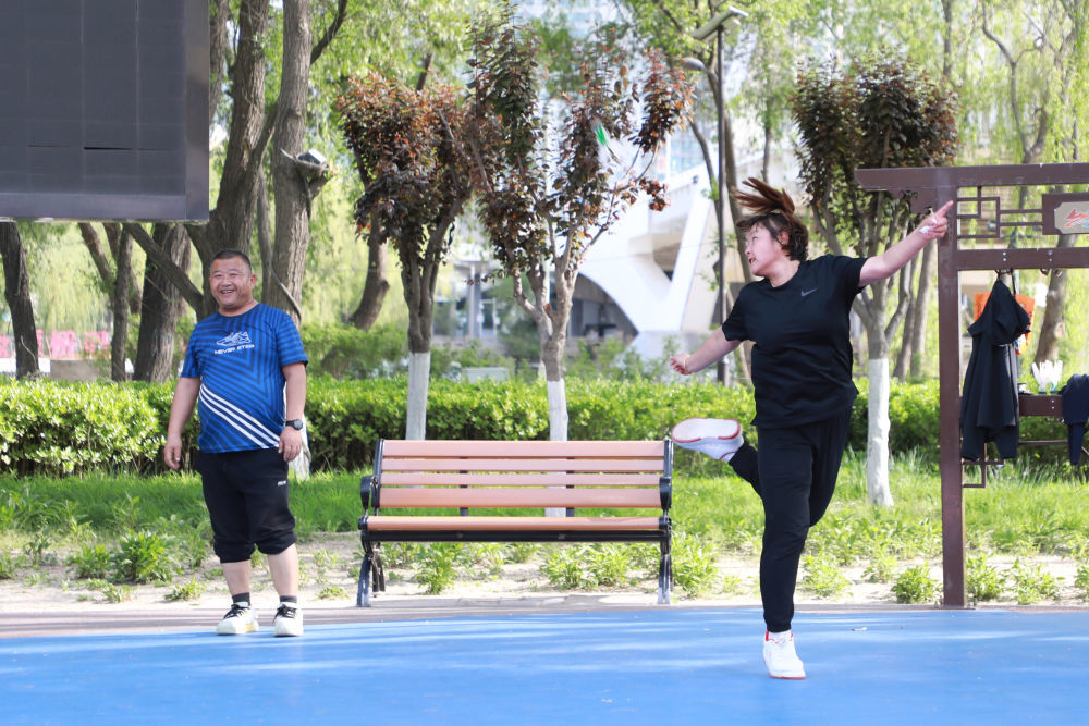 5月8日,市民在兰州马拉松公园踢毽子。新华社记者 贺晋 摄