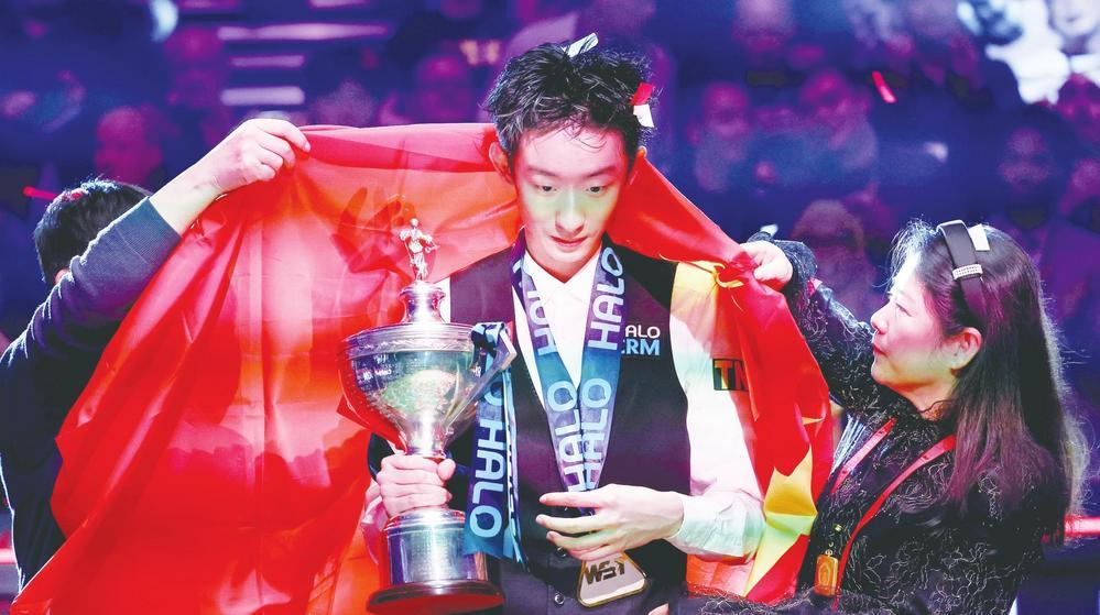 当地时间5月4日，吴宜泽的父母在颁奖仪式上为吴宜泽披上国旗。新华社记者　李颖　摄