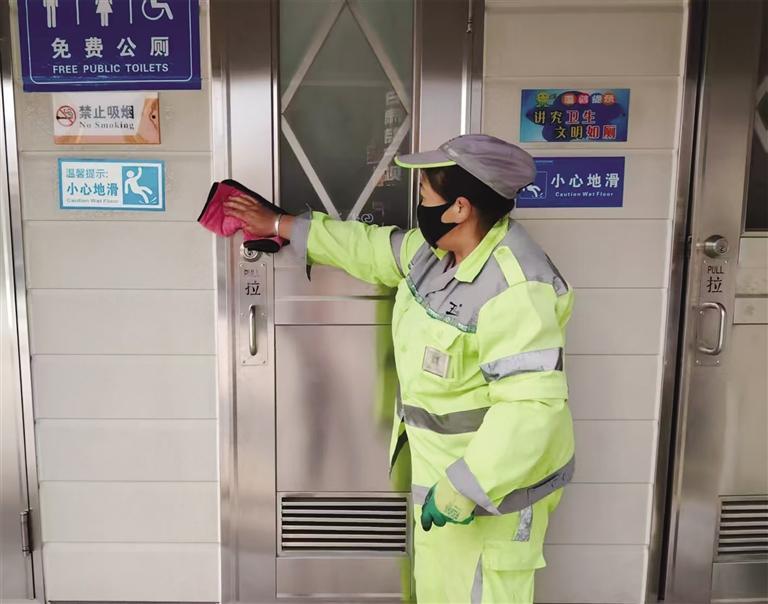 工作人员清洁公厕