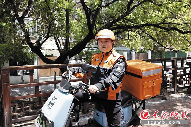 这个“五一”假期，袁可坚守岗位，将一份份餐品准时送达市民手中。