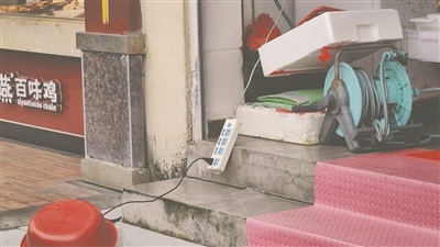白马李家农贸市场存在飞线充电现象。