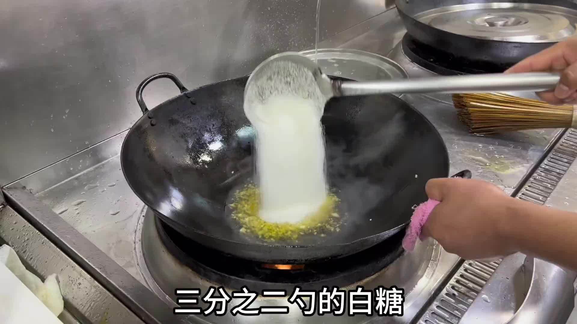 月薪14800的厨师长做糖醋排骨，客人说加番茄酱，老板急眼了
