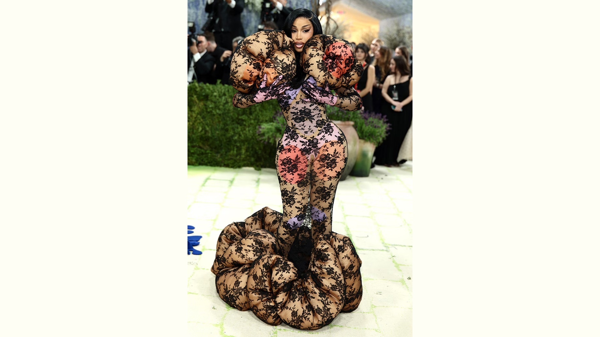 Met Gala 2026在纽约举行，Cardi B抽象造型被嘲像“行走的大肠”