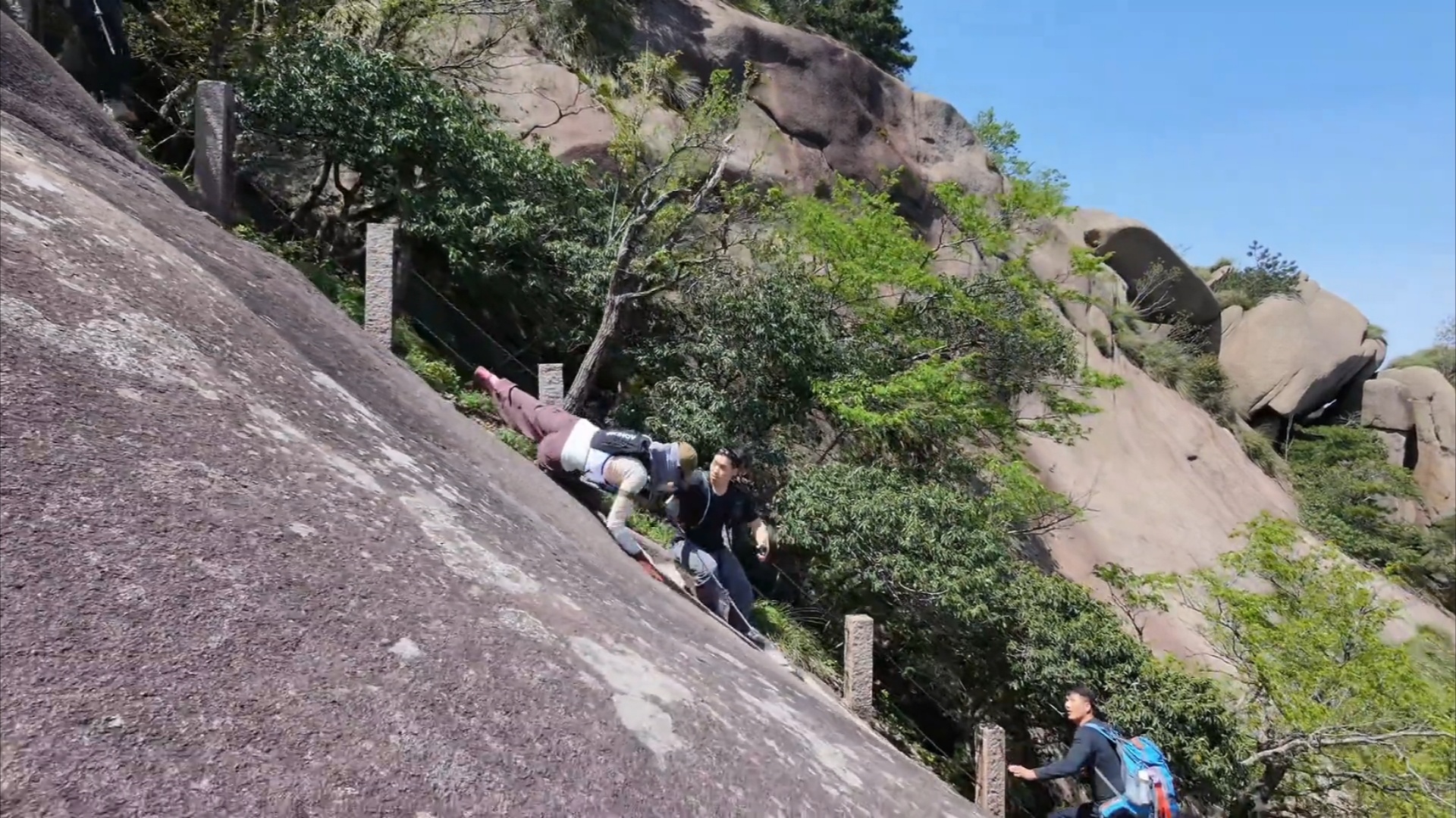 女子在九华山陡坡不慎绊倒下滑，所幸一男子眼疾手快拉住，景区：将增设警示牌、优化栏杆