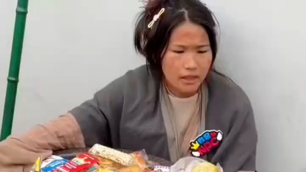 女乞丐NPC被游客们投喂零食,景区回应_凤凰网