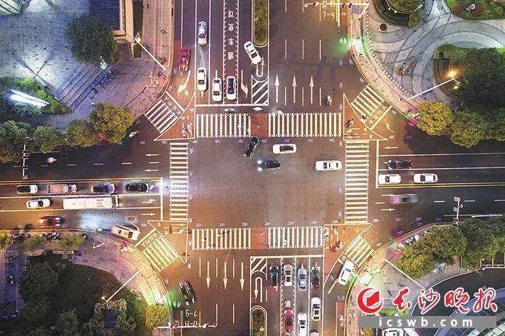 5月8日晚，茶子山路观沙岭路口的发光斑马线照亮道路。无人机拍摄图片