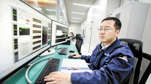 4月16日,中国电子工程设计院股份有限公司振动技术研究中心主任金春峰,在纳米级微振动实验室控制室监测实验数据。本报记者 曹 铮摄