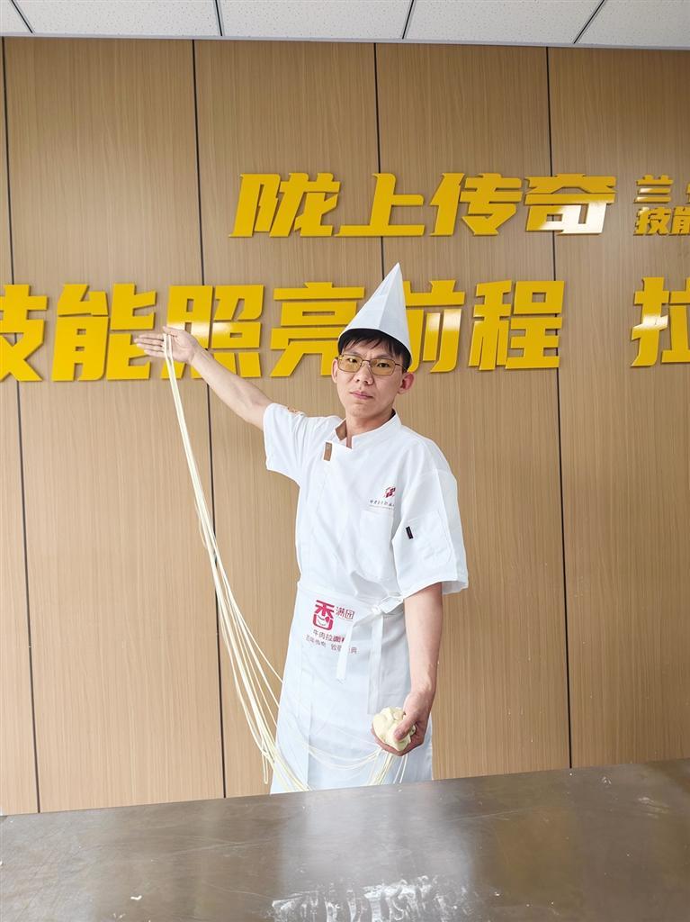 王通展示拉面技术