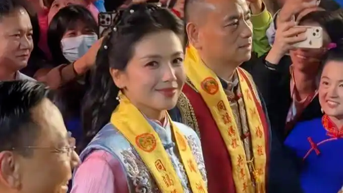 刘涛现身妈祖诞辰守夜庆生活动，一身新中式氛围感惊艳，网友：不愧是妈祖严选！