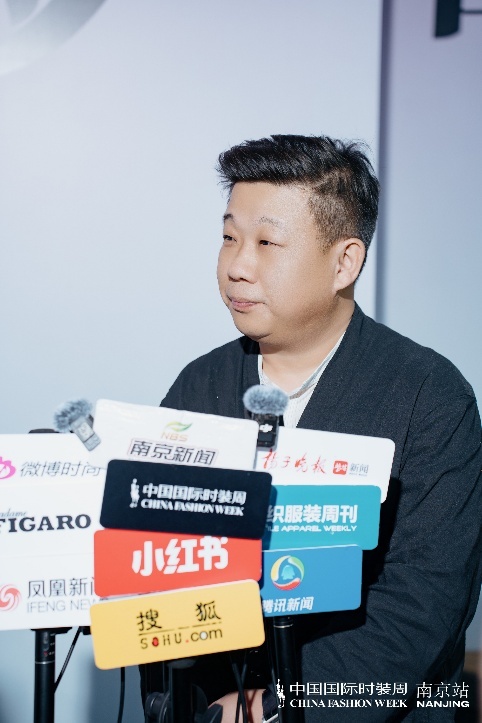 媒体现场采访