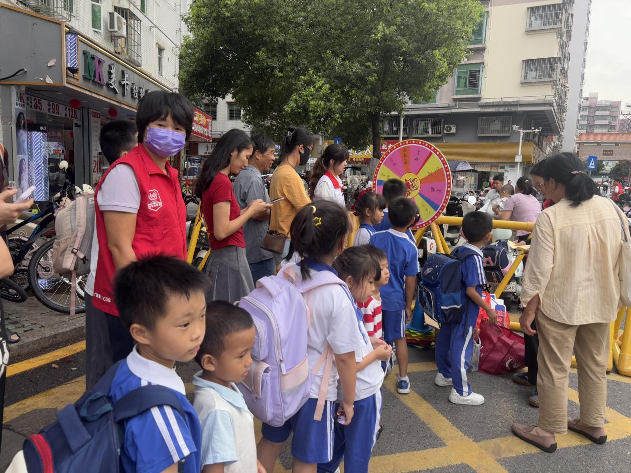 交通宣传进校园 共话安全“零距离”--径贝社区交通安全宣传活动圆满落幕