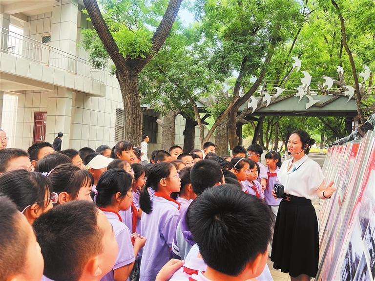 石琳为孩子们讲述红西路军故事　受访者供图