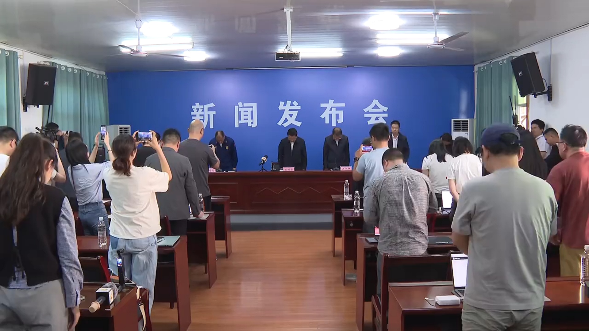 湖南浏阳烟花厂爆炸事故已致26人死亡，长沙发布会为遇难者默哀