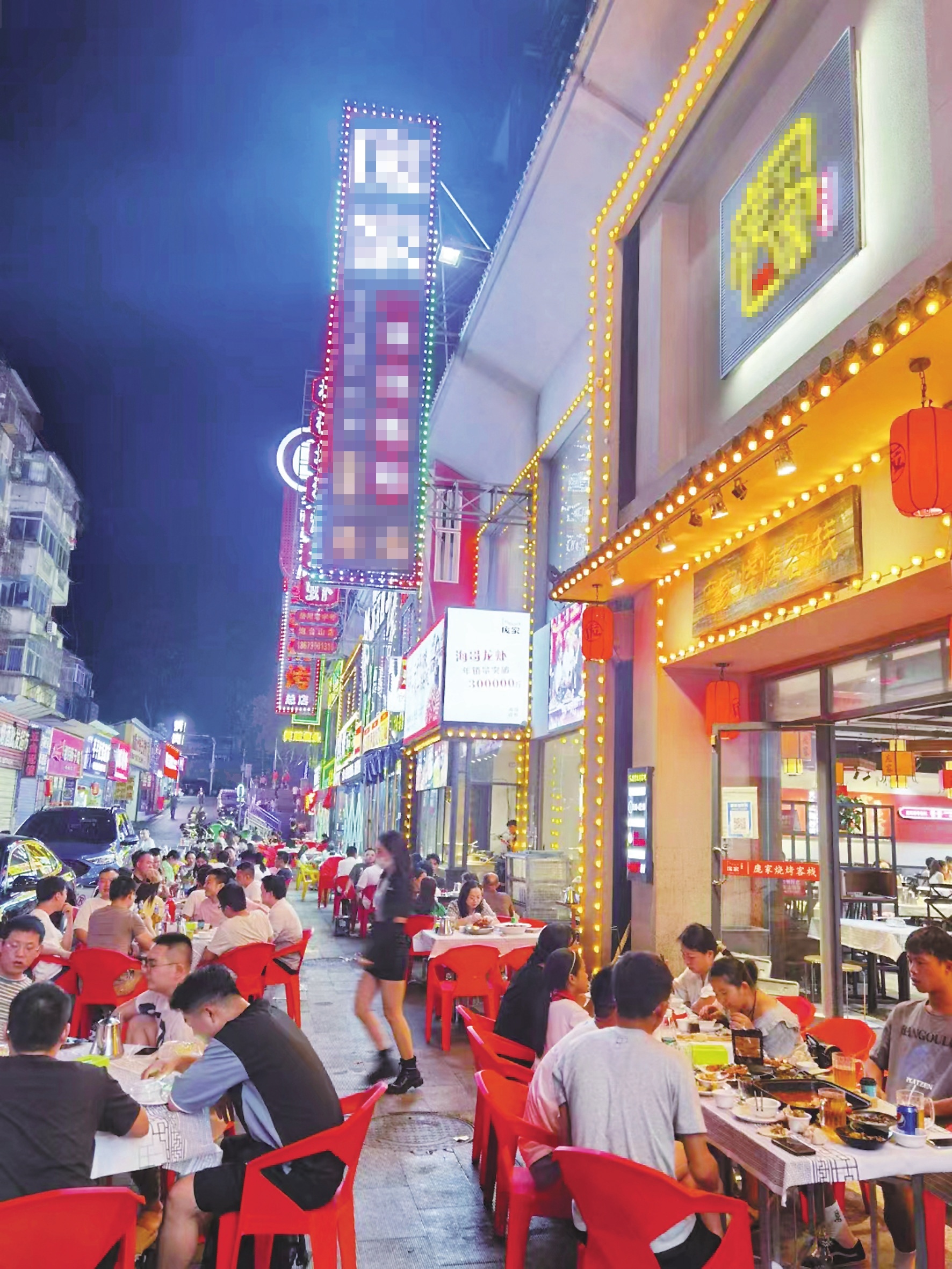 我市夜间经济全面升温，炮台山夜市烧烤店人气爆棚。 　　岳阳日报全媒体记者彭正阳摄