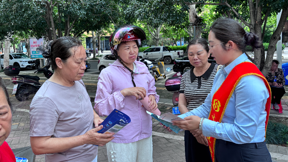 上饶银行龙南支行走进社区开展反诈主题宣传活动