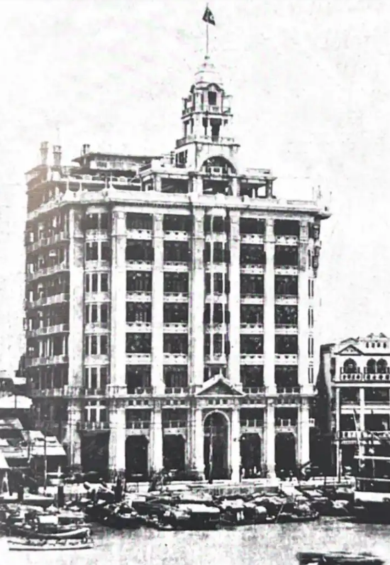 ▲南方大厦的前身，是中山商人蔡昌、蔡兴兄弟投资兴建的广州西堤大新公司。它是中国第一座钢筋混凝土结构的高层建筑，也是广州当时著名的百货公司。【图/《广东百年图录（上卷）》】
