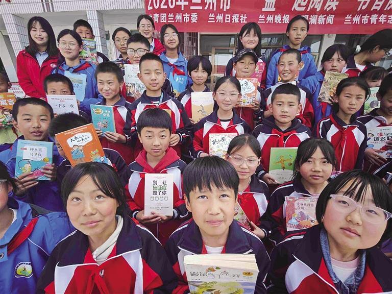 孩子们拿到图书了