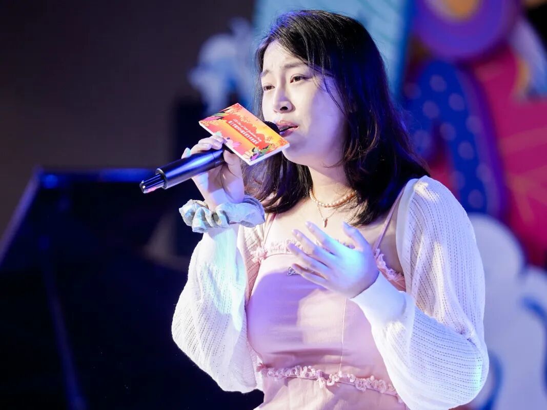 图:数学与应用数学专业毕业生胡筱怡表演歌曲《如愿》。