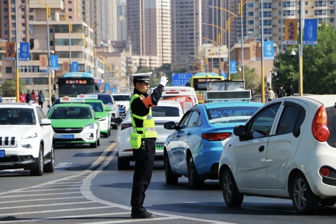 交警指挥交通